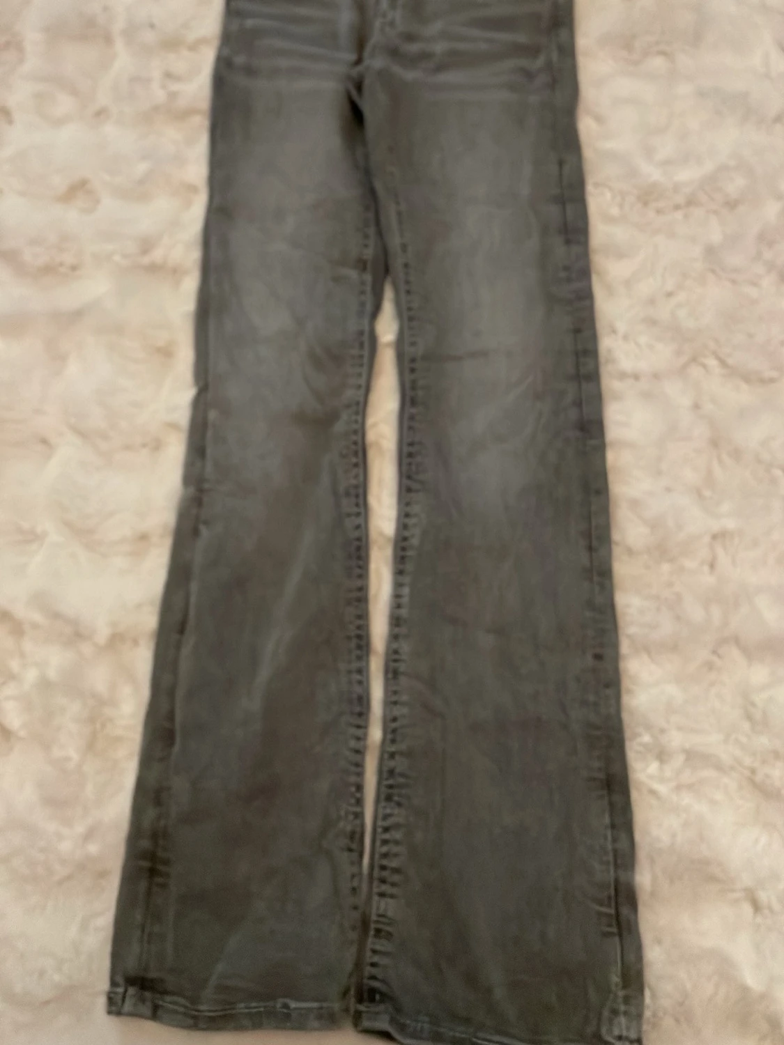 Grå bootcut jeans med slitning