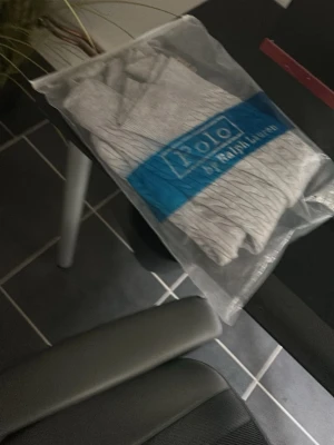 Vit kabelstickad skjorta Polo Ralph Lauren - Säljer en vit kabelstickad skjorta från Polo Ralph Lauren. Skjortan har klassisk krage och synliga knappar framtill. Perfekt för dig som gillar stilrena och tidlösa plagg med en twist.