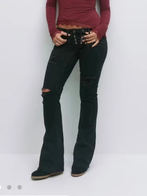 Pleated tie jeans - Intressekoll på mina pleated tie jeans som är helt slut på hemsidan. Använda typ 3 ggr. De är i storlek xs och kostar 429kr nya. Pris kan diskuteras.