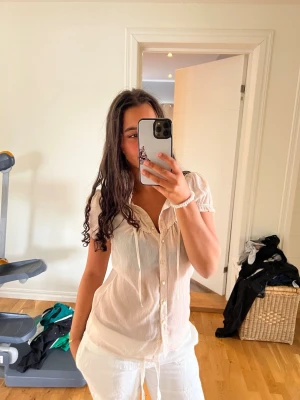 Blus top  - Lite genomskinlig blus som är perfekt för middagar eller när man vill vara lite fin. Aldrig använd 