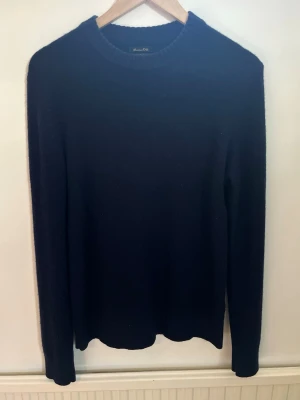 Mörkblå stickad tröja Massimo Dutti - Väldigt skön mörkblå stickad tröja från Massimo Dutti. Säljs inte längre. 