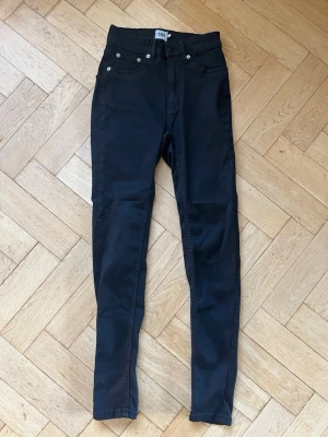 Svarta skinny jeans  - Säljer ett par svarta skinny jeans från märket Lager 157 i modellen Snake. Jeansen har hög midja, klassiska fem fickor och smal passform hela vägen ner. 