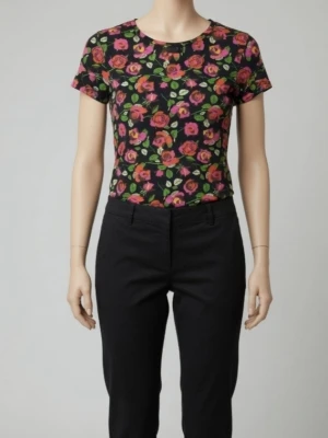 Svart blommig kortärmad topp med röda rosor. Strlk: 34, / XS. Mjuk bomull. Felfri. - Svart blommig kortärmad topp med röda rosor. Strlk: 34, / XS. Mjuk bomull. Felfri.