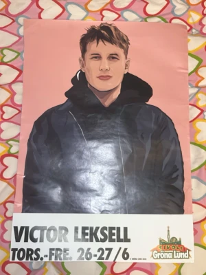 Poster Victor Leksell Gröna Lund - Säljer en stor affisch med illustration av Victor Leksell mot rosa bakgrund. Postern är från Gröna Lund och har tydlig text med datum för spelning. Materialet är papper och färgerna är svart, rosa, mörkblå och vit. Perfekt för dig som gillar musik och konserter. Lite skadad på baksidan men tejpad för att den ska hålla sig så fin som möjligt (se tre sista bilderna). Måtten är 48x67cm och pris kan diskuteras :)