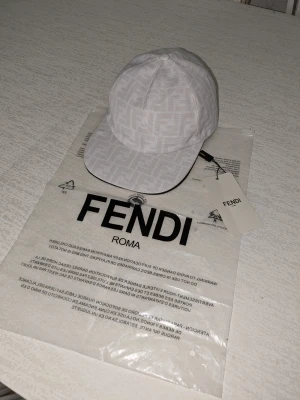 F E N D I - Jätte snygg keps använd 2 gånger kommer med dustbag och tag 