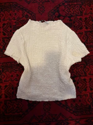 Vit topp - Vit topp som har ALDRIG använts. 