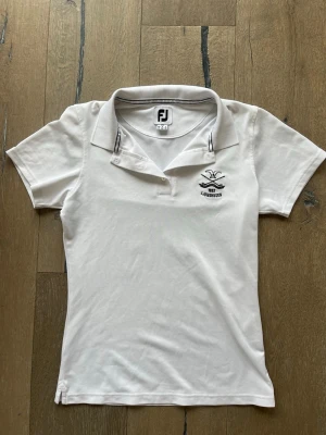 Vit pikétopp från FootJoy XS - Säljer en vit pikétopp från FootJoy. Köpt från Ljunghusens Golfklubb. Perfekt för golf🤌🏼☀️🌸
