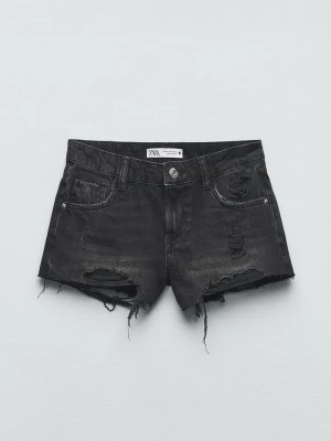 Svarta denimshorts från Zara - Svarta lågmidjade denimshorts från Zara. Shortsen finns ej kvar på Zaras hemsida och är använda fåtal gånger. Fransiga vid shortsens kant 