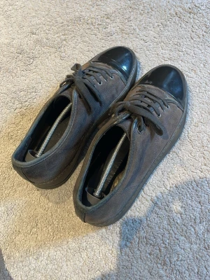 Lanvins  - Snygga lanvins, svarta/grå lite solblekta men snyggt helhetsintryck. Tyvärr ingår ej box. 