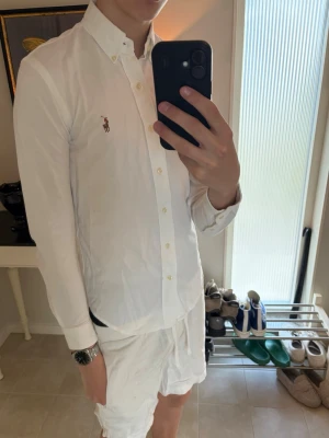 Vit Oxfordskjorta från Ralph Lauren - Ralph lauren skjorta säljes! Prefekt att bära bara som den är nu till sommaren💫 nypris runt 1600! Men Avenue kliver fram med ett prima pris, dessa går snabbt så var snabba🙃 fint skick inga defekter😇 hör av dig vid frågor eller funderingar💎 Med vänlig hälsning, Avenue 