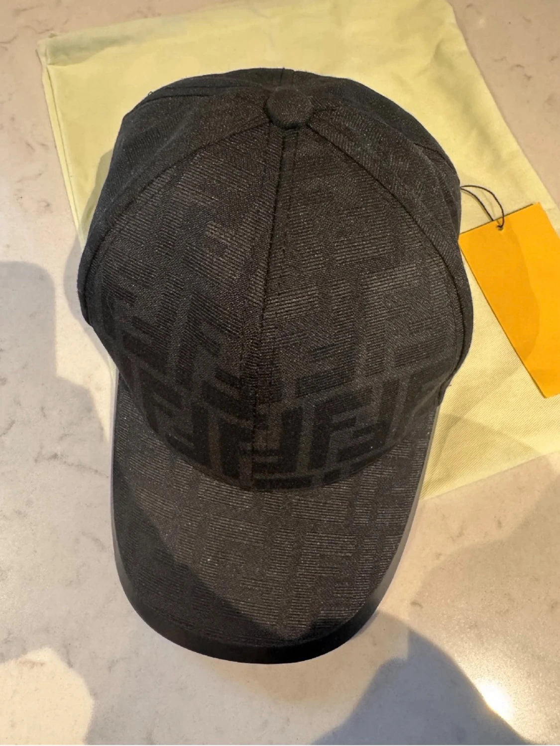 Säljer eller Byter Svart keps från Fendi med FF-mönster 