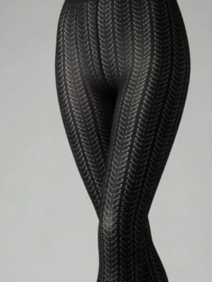 HELT NYA Svarta strumpbyxor med hålmönster Twilfit, 36-38 - HELT NYA, OANVÄNDA svarta strumpbyxor från Twilfit med snyggt hålmönster som ger en cool och trendig look. 30 den, tillverkade av 97% polyamid och 3% elastan för skön stretch och passform. Perfekta för att lyfta din outfit med lite extra edge. Strlk 36-38, men skulle säga passar någon med 34-36. Felfria. Skyltdockan visar ungefär hur de ser ut på.