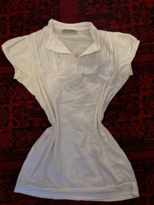 Snygg vit T-shirt  - As snygg vit topp/t-shirt. Har använts få gånger och är i otroligt bra skick. 