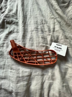 Innebandy blad  - Sprillans nytt blade air one PP metal copper L. Ett AIR 1 från zone. . Leftare. Ny pris 349 kr. Säljer nu för halva pris 
