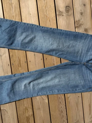 Blå skinny jeans från JDY Denim - Säljer ett par blå skinny jeans från JDY Denim med klassisk femficksdesign och snygga slitningar. Jeansen har orangea sömmar och är tillverkade i denim med stretch för en bekväm passform. Perfekt för dig som gillar en smal siluett.