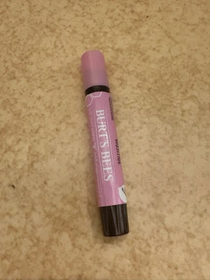 Burt’s bees  - I färgen guava.