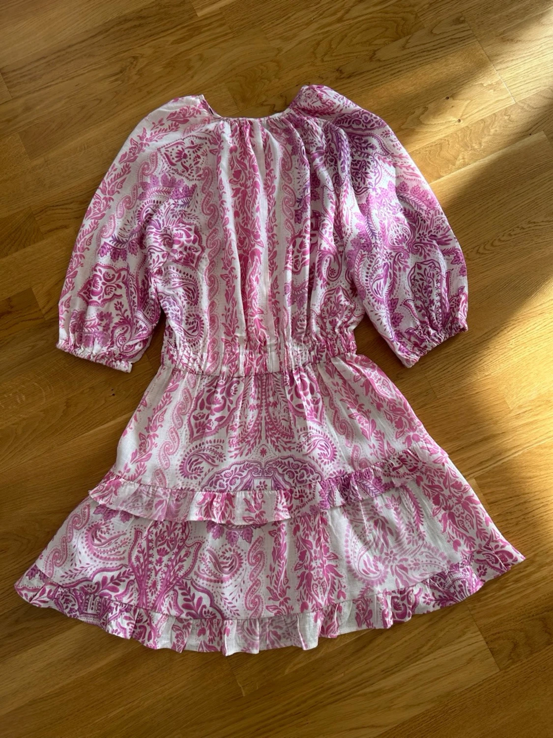  Ny slutsåld Rosa och vit kortklänning med volang - 2