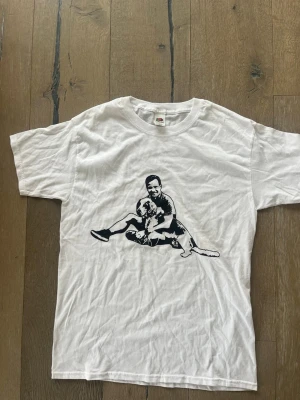 Vit t-shirt med tryck från Fruit of the Loom - T-shirt med tryck! Passar till allt!💗🌸