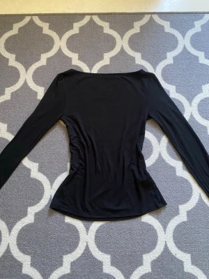 Svart långärmad topp i stretchigt tyg - 2 stycken enkla och snygga toppar en svart och en marinblå långärmade toppar med figurnära passform. Tillverkad i ett mjukt och stretchigt material som sitter snyggt på kroppen. Perfekt att matcha med jeans eller kjol för en clean look. Båda är i samma storlek💕