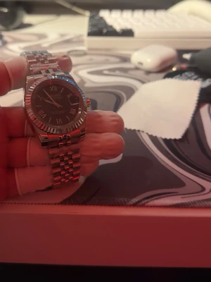 Seiko datejust roman dial mod  - En riktigt snygg och stilren seiko datejust med romersk urtavla i mörkgrå färg, passar bra på sommaren med ljusa silvret men även i de kallare vädret med den mörkare färgen, klockan är felfri förutom att den inte funkar! den ser helt normal ut bara att själva urverket inte fungerar, den är helt nybyggd och aldrig använd därav priset! Fynd! Pris går att diskutera! Mvh Hjalle 