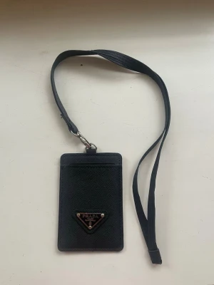 Svart korthållare från p*rada - Stilren svart och helt ny korthållare 