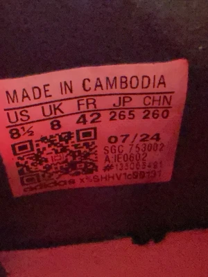 Röda Adidas fotbollsskor strl 42 - Säljer ett par snygga röda Adidas fotbollsskor med svarta detaljer och snörning. Skorna har en modern, strömlinjeformad design och är tillverkade i syntetmaterial för bästa prestanda på planen. Perfekta för dig som vill sticka ut och ha bra grepp på matchen.