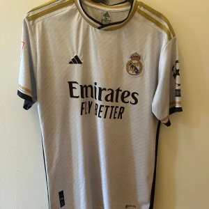 Real Madrid matchtröja - Säljer min real Madrid tröja eftersom den är för liten. Har bara använt den två gånger och den är helt i ny skick! Den är i storlek M men passar mest S. Den har Arda Güler tryck där bak med nummer 24