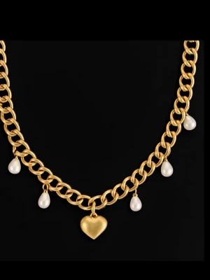 Guldpläterat halsband med hjärtberlock och droppformade pärlor - Ett elegant och tidlöst halsband i guldpläterat rostfritt stål, dekorerat med mjukt droppformade sötvattenspärlor och en centerplacerad hjärtberlock.  Halsbandet är justerbart mellan 38–43 cm och är nickelfritt och handgjort för hög komfort och kvalitet. 