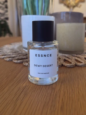 ESSNCE Dewy Desert  - Blommig och fräsch doft från Essnce. Använt litegrann.
