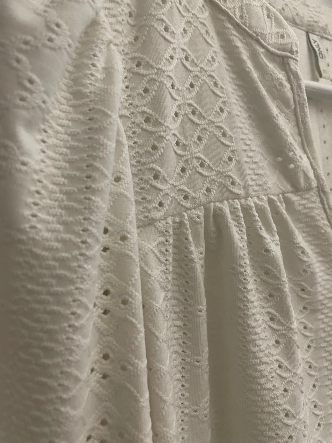 Vit blus med broderade detaljer från ONLY - 4