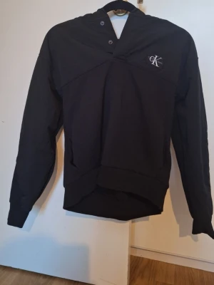 Calvin Klein hoodie - Snygg svart hoodie från CK, storlek 12år. Knappt använd, bara testad. 