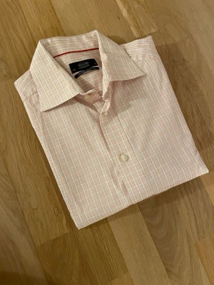 Rutig skjorta från Eton, vit/röd/blå - Säljer en snygg rutig skjorta från Eton i contemporary fit. Nypris ca 1700kr mitt pris endast 199 kr. Fraktar inom 1 dag, om du har någon fundering så är det bara att höra av sig😊