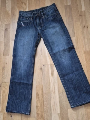Diesel jeans  - Super stiliga diesel jeans som knappast använts   Passformen är straight. Storlek 30  Nypris på dessa jeans ligger på ungefär 1200kr. Mitt pris är 499kr hör av er vid minsta lilla fundering   Pris kan diskuteras vid snabb affär 