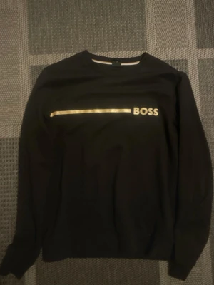 Svart sweatshirt från BOSS - Snygg svart sweatshirt från BOSS Priset är inte hugget i sten!🪨 