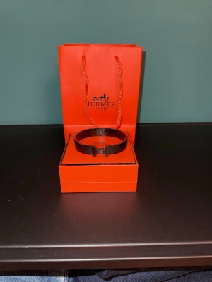 H armband - Tja, säljer mitt fina H armband priset inte hugget i sten