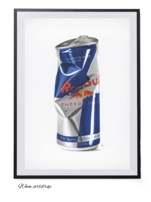 Tavla med krossad Red Bull-burk - Unik tavla med motiv av en krossad Red Bull-energidrycksburk. Trycket har realistiska detaljer i blått, silver och rött och är inramad med svart ram. Perfekt för dig som gillar modern konst och popkultur.