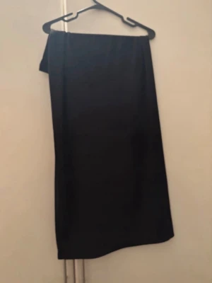 Svart långkjol i enkel design - En stilren svart långkjol med rak passform. Kjolen har en minimalistisk look utan synliga detaljer och passar perfekt till många olika outfits. Tillverkad i ett mjukt tyg som faller snyggt. För mer bilder/justering av pris skriv gärna❤️🤗