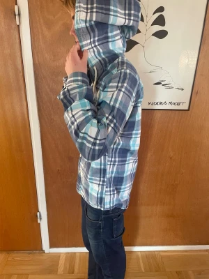 Archive overshirt från hollister  - Tja säljer denna feta hollister luvtröjan, as snygg och passar till mycket! Modell på bild är 176 cm och väger cirka 58 kg! Kom med andra frågor, pris kan absolut diskuteras!