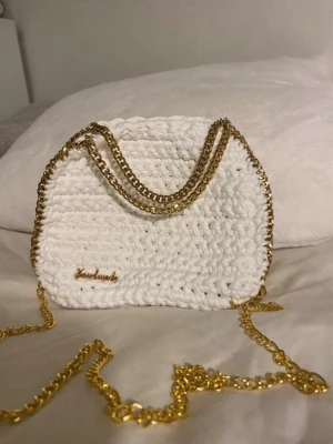 Väska - Egenvirkad Stella McCartney liknande väska, i vit färg med guldkedja 💗 tar ej emot returer