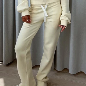 Lågmidjade mjukisbyxor  - Populära Lågmidjade mjukisbyxor från Gina i en snygg ljusgul färg storlek S passar i längden om man är runt 160 använd en gång 