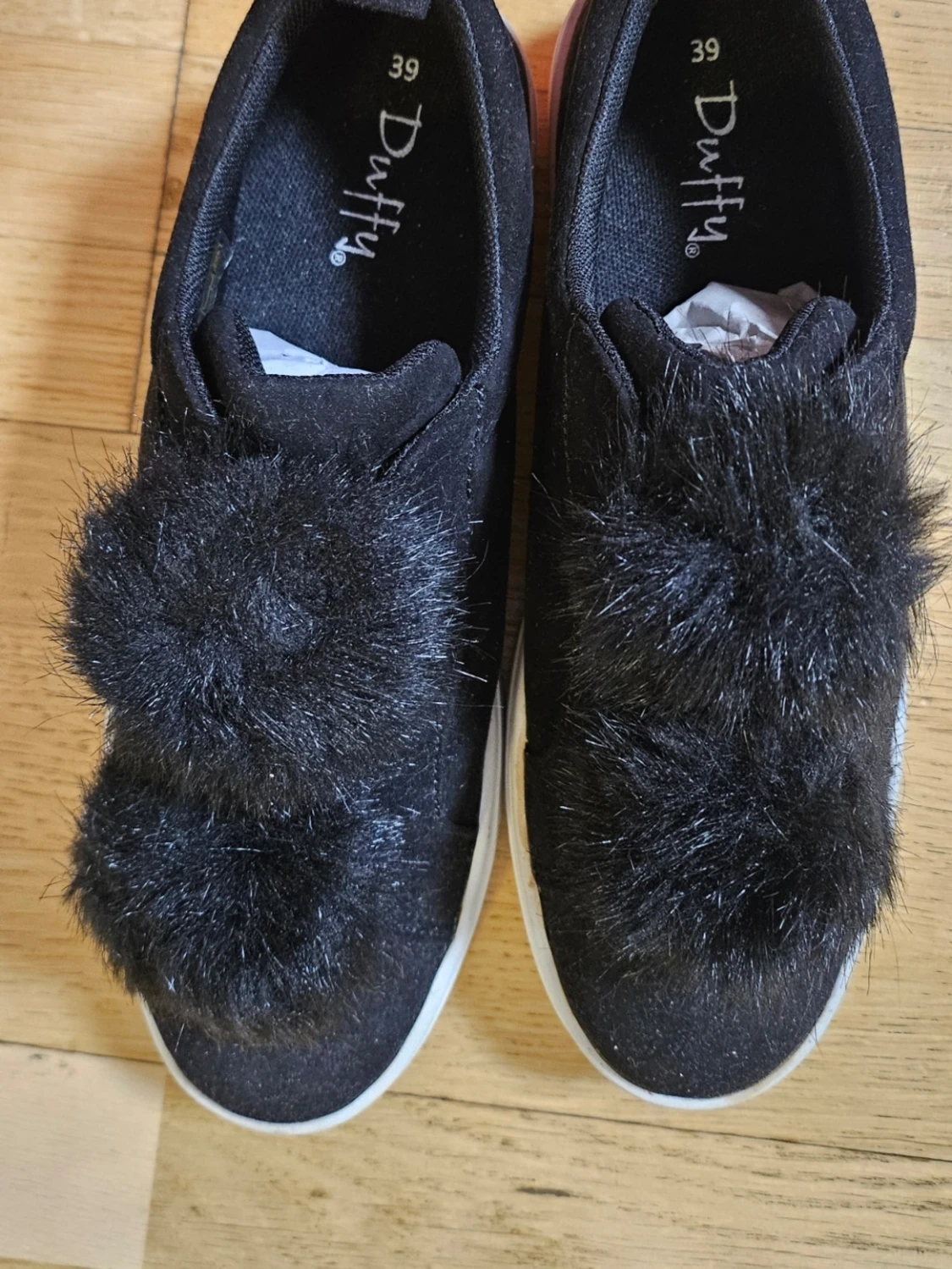 Svarta sneakers med pälsdetalj - 2