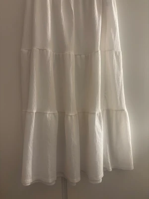 Lång sommar kjol - Använd ett fåtal gånger, storlek L men passar även M