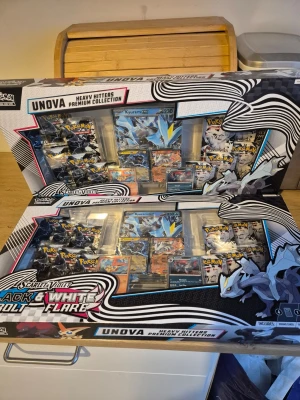 Pokemon Unova Premium Collection New 2pc - Pokémon White Kyurem Box collector's box with cards. The package contains several Pokémon collector's cards and a larger special card version with motifs of White Kyurem. Delivery within Stockholm for a fee can be arranged. 2500kr for both. 1250 for one. 