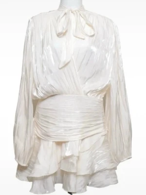 Trending satin liquid organza mini dress from Gina tricot - Jättesöt klänning, perfekt för student eller fest!  Sitter mer som en m-l skulle jag säga, åtminstone i höfterna, men står 42 på lappen. Rör sig jättefint och är väldigt smickrande.   Axelvaddarna är bortsprättade men väldigt lätta att sy tillbaka på plats, de skickas såklart med.
