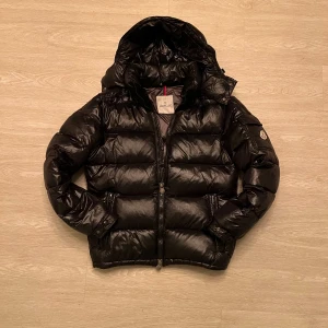 Moncler maya - Säljer nu denna tvärfeta moncler maya, perfekt för vintern. Det finns inga jätte tydliga tecken på användning då jag bara använt den förra året. Köpt på plick så kan inte garantera att den är helt autentisk därav priset, men den ser och känns bra enligt mig. Tveka inte på att höra av dig! Pris går att pruta. Storlek 3 men passar M och S😁☺️