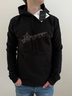 Helt Ny Saint Laurent Hoodie - HELT NY Saint Lauren Hoodie || Storlek S || Nypris ca 6000kr || Mitt pris 2899kr || Modellen på bilden är 170cm och väger 62kg || Tveka inte på att höra av dig vid frågor eller funderingar 