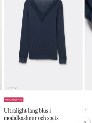 Intimissimi spets blus  - Säljer min as snygga blus ifrån Intimissimi i mörkblått, storlek S. Jättebra skick knappt använd ens. Köptes för 489kr i Stockholm. Skriv privat för egna bilder! 🤩