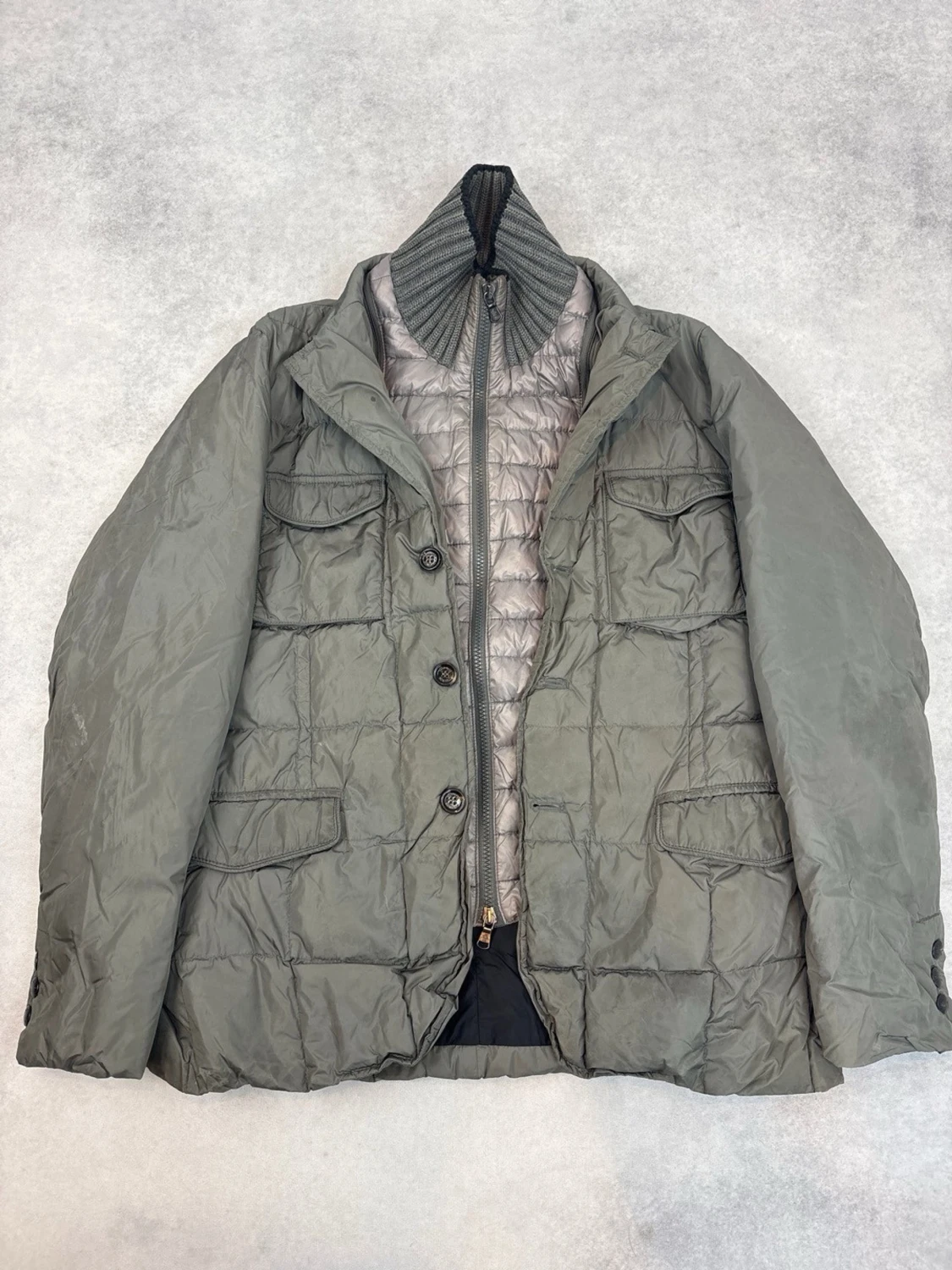 Grå dunjacka från Moncler