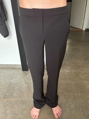 Svarta kostymbyxor med raka ben - Säljer ett par svarta kostymbyxor med raka ben och pressveck. Skitsnygga! 