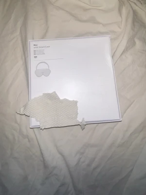 Apple AirPods Max silver hörlurar - Säljer ett par Apple AirPods Max i silver. Over-ear hörlurar med stilren design, aluminiumkåpor och meshbygel för extra komfort. Grymt ljud, aktiv brusreducering och trådlös anslutning. Perfekta för musik, film och gaming. Fick dom som present från jobbet!